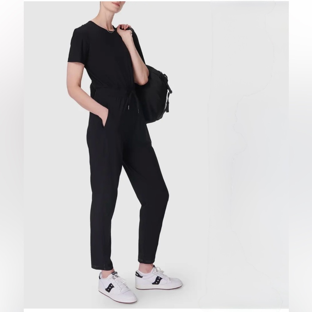 SWEATY BETTY Explorer Jumpsuit
Sweaty Betty IN BLACK SIZE 4 new without tags